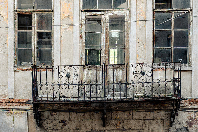 Old abandoned building balcony with forged decorative 元素